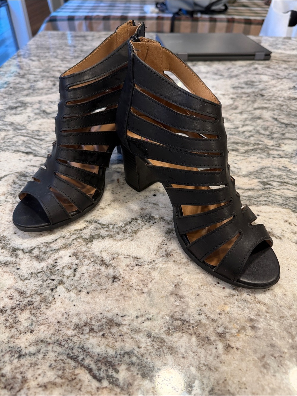 Strappy Open-Toe Block Heel Sandals - Black